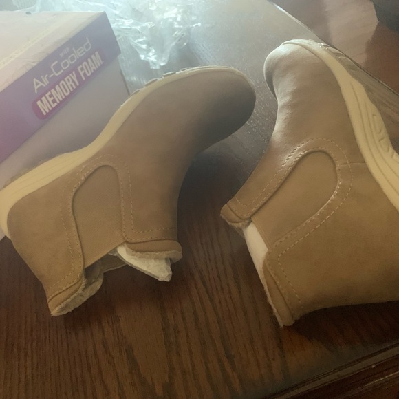 Skechers brown vegan booties Relaxed memory foam size 7.5 - Picture 5 of 6